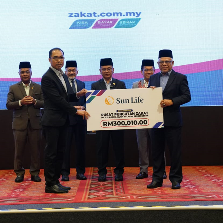 Sun Life Malaysia Takaful Presents Zakat Contribution to Majlis Agama Islam WP 